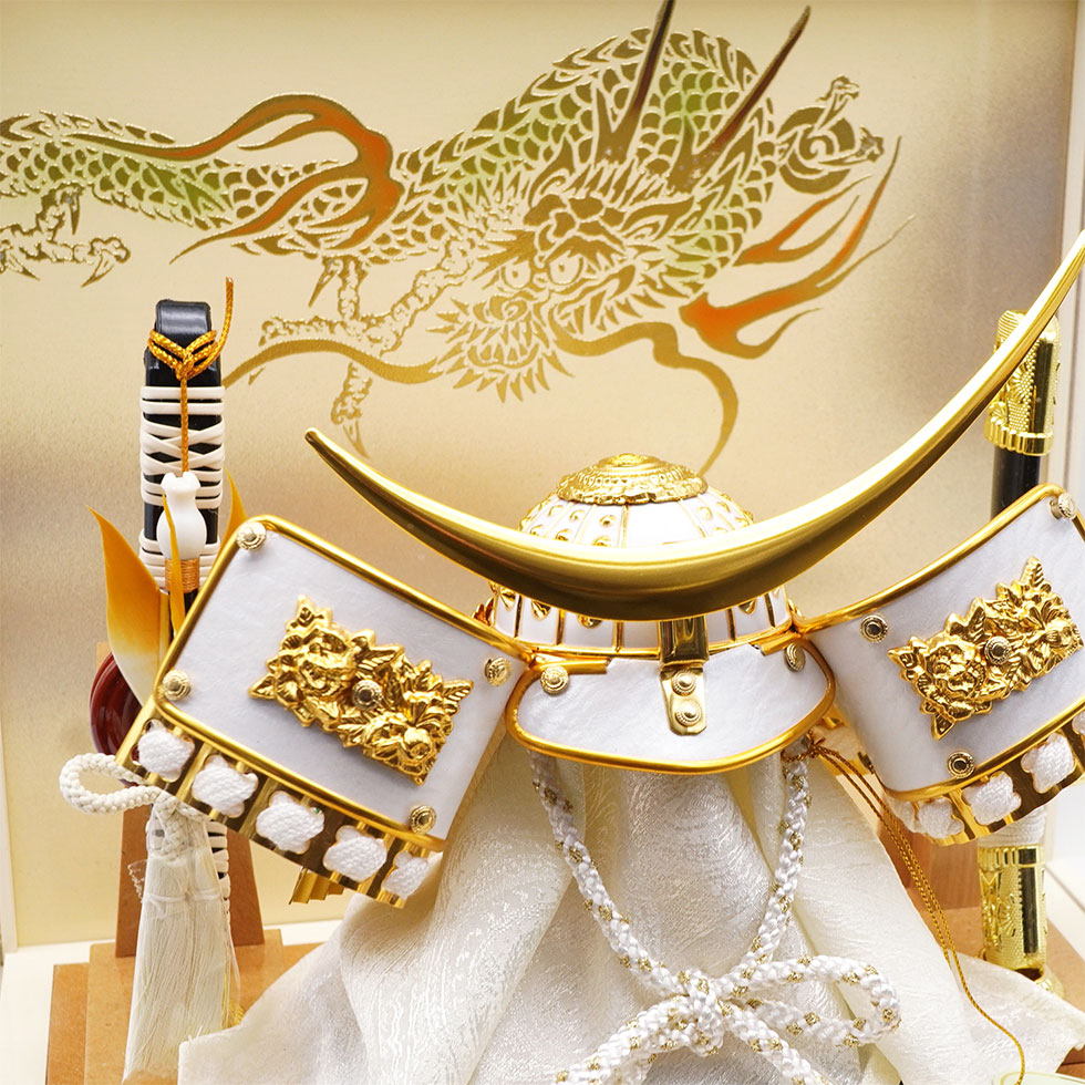 美品　久月　五月人形兜飾り　こどもの日 久月 久月作 6号 伊達兜 アクリルケース飾り アイボリー 五月