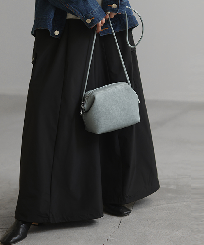 希少・美品　miu miu サテン生地　ビジュー　ガマ口　ワンショルダーバッグ MIU MIU》 5BH229 N88 F0002 マテラセ ロゴショルダーバッグ
