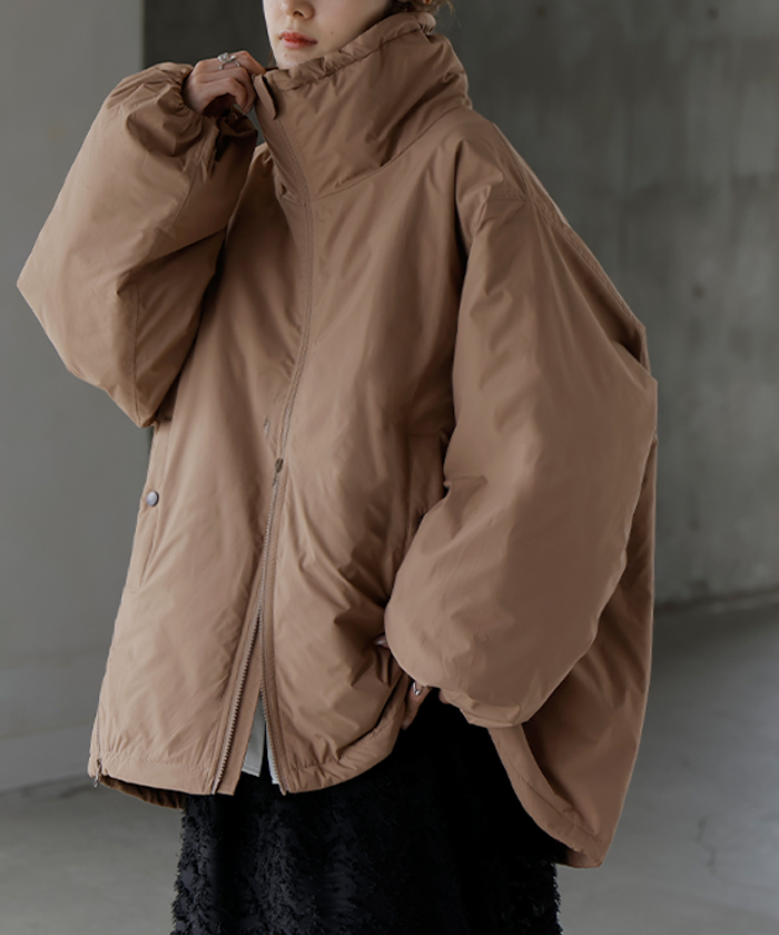 アウター 撥水 中綿 ボリュームスリーブ ジャケット レディース ロング キルティング 軽量 あったか 無地 長袖 羽織 ハイネック チュニック オーバーサイズ | HUG.U | 02