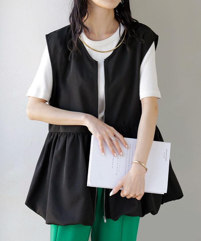 ベスト バルーン トップス レディース シワになりにくい 軽量 ジップアップ バルーンベスト 体型カバー お尻が隠れる Vネック 重ね着 レイヤード ノースリーブ | HUG.U | 03