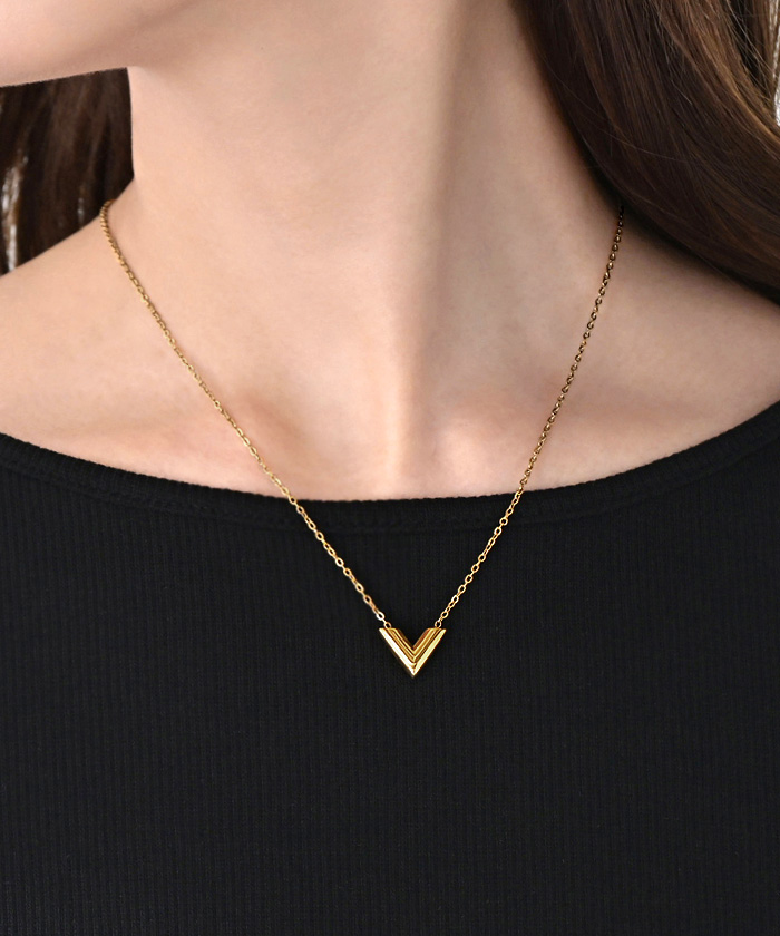 ネックレス V字 ロゴ モチーフ レディース アクセサリー チェーン ロング ロングネックレス オブジェ 錆びにくい | HUG.U | 01