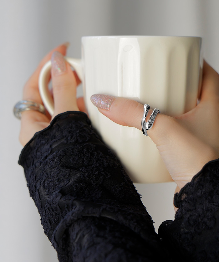 リング ニュアンス メタル モチーフ アクセサリー レディース 指輪 アクセ シルバー ゴールド シルバーアクセサリー 変形 アンバランス アシンメトリー ツイスト | HUG.U | 01