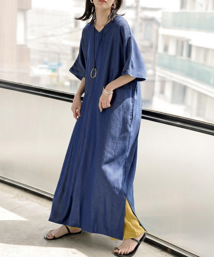ワンピース ロング レディース ロングワンピース マキシ丈 半袖 Vネック キーネック 薄手 軽い 軽量 デニム風 スリット ポケット 落ち感 とろみ Aライン 重ね着 | HUG.U | 04