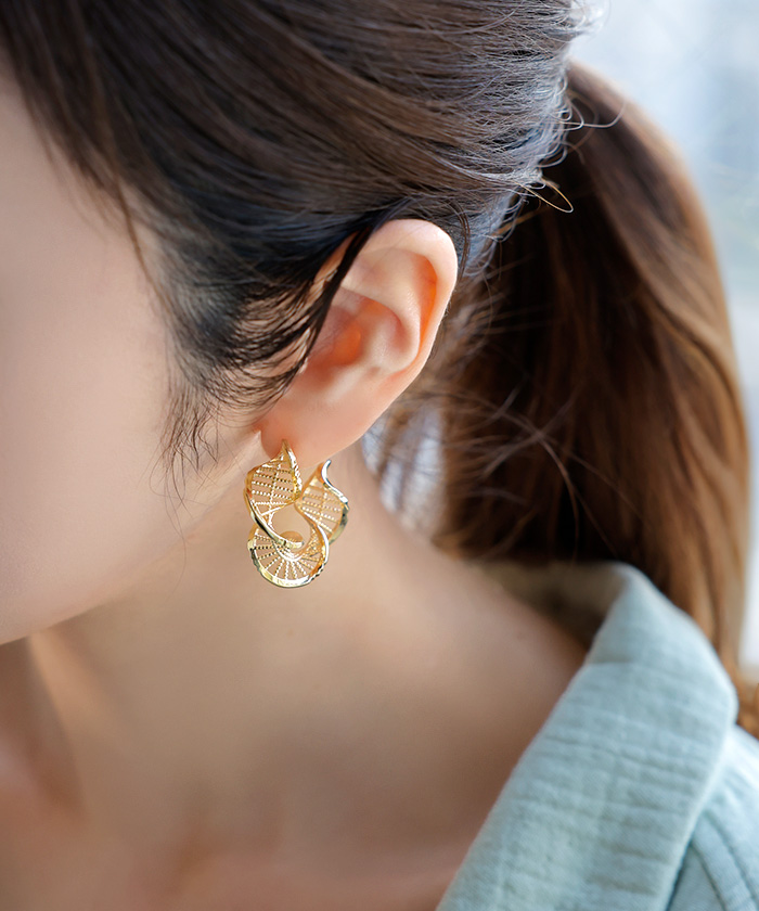 ピアス スパイラル デザイン アクセサリー レディース アクセ 大ぶり 大きめ ツイスト ねじり ウェーブ 螺旋 らせん おしゃれ きれいめ | HUG.U | 02