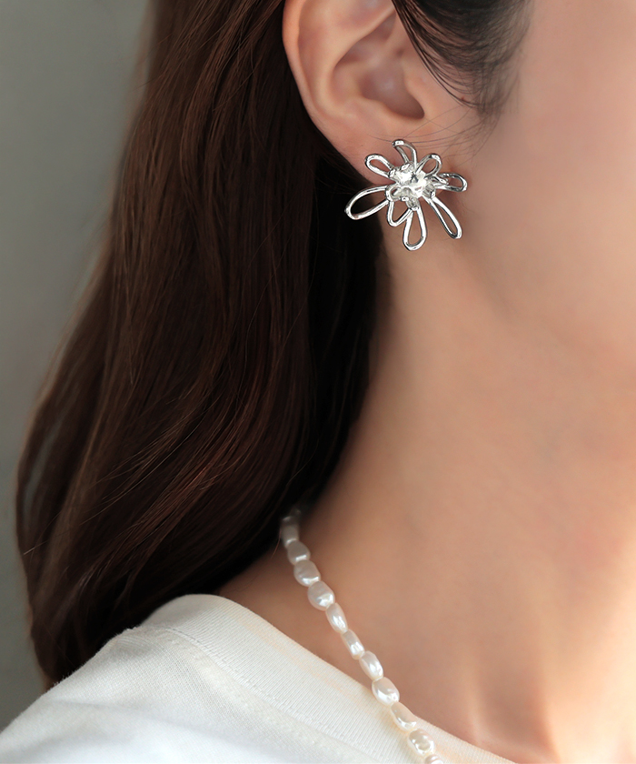 ピアス 花 モチーフ デザイン アクセサリー レディース アクセ 大ぶり 大きめ 花びら フラワー ぷっくり おしゃれ きれいめ ニュアンス シルバーアクセサリー | HUG.U | 01