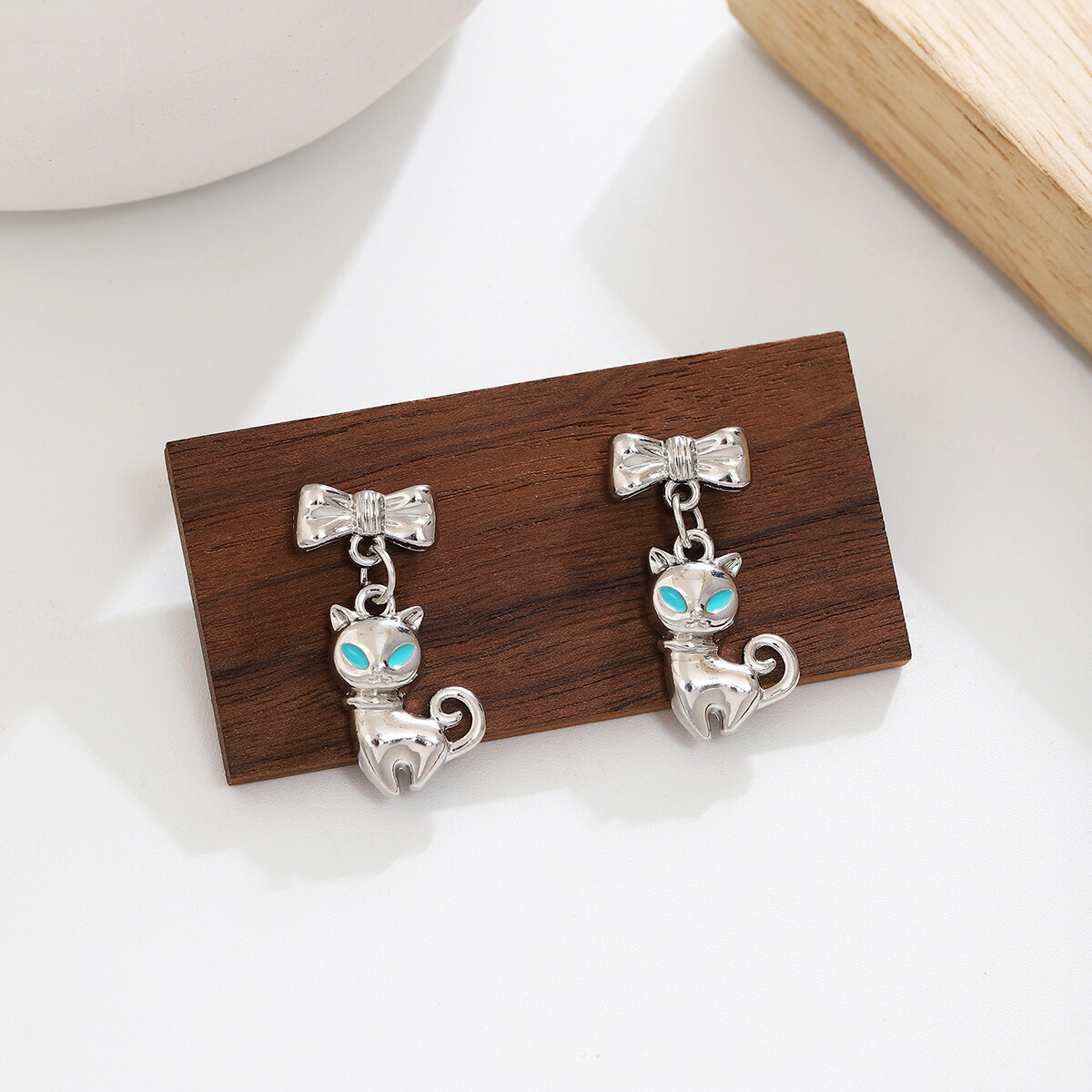 ピアス リボンと猫の揺れるピアス 新発売セール 猫グッズ ねこ ネコ