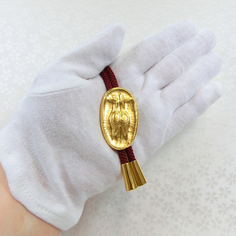 六十三　双鶴　ループタイ　木箱付 双鶴 純金製ループタイ｜帖佐美行：原型制作 : HIKARI GALLERY