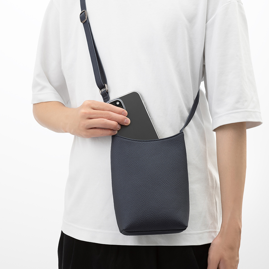 ドコモ純正 スマホショルダーポーチ ネイビーブラック マグネット開口