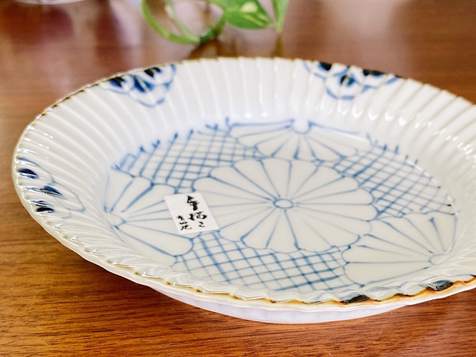 有田焼 福泉 大皿 1客 丸皿 食器 和柄 浅皿 送料込み 牡丹唐草 | 輪花プレート - 有田焼のまるぶんオンラインストア