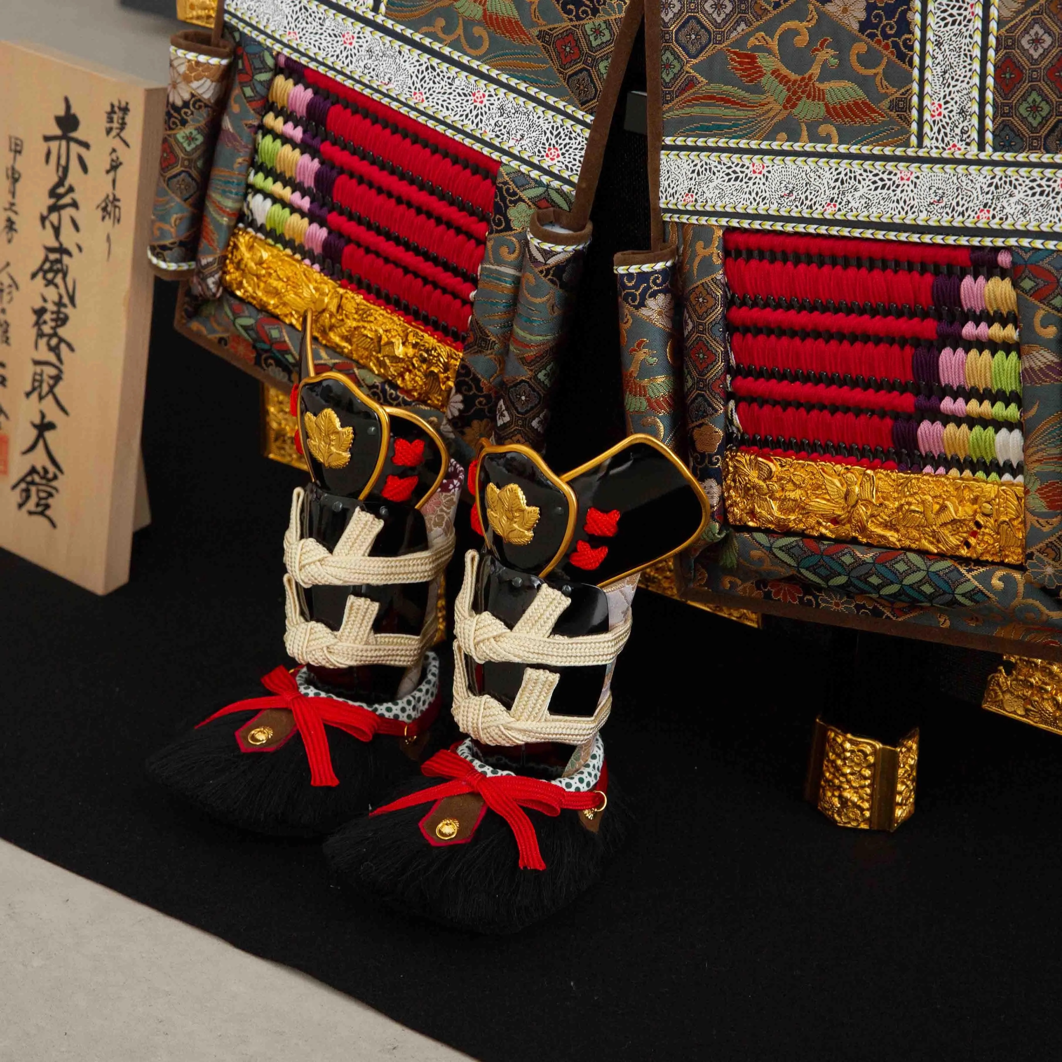 鎧飾り 12号 赤糸威褄取大鎧 貫前神社鍬形 : 人形の館石倉 - 通販