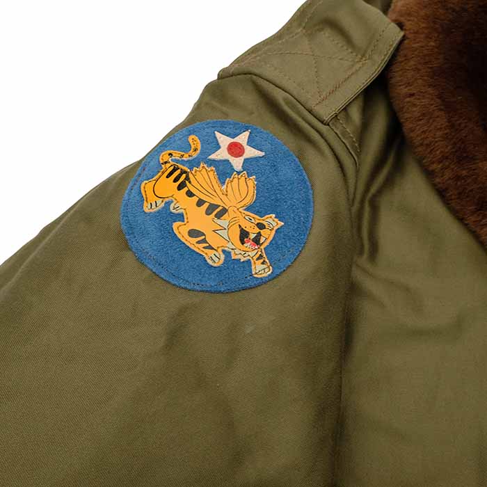 も*ち様 バズリクソンズ b-15フライングタイガー　赤虎　BUZZ RICKS BUZZ RICKSON'S バズリクソンズ アウター BR15746 B-10 赤リブ