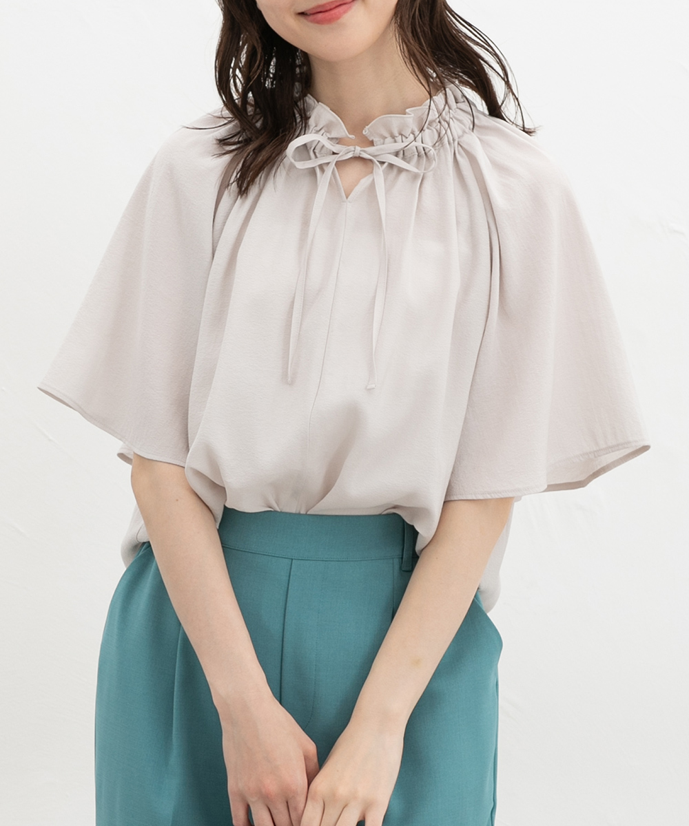 総プリーツ　半袖ブラウス　日本製　グラデーション　ネイビー　ベージュ　Lサイズ Honeys（ハニーズ） トップス 半袖 リボン フレア袖 レーヨン混 無地