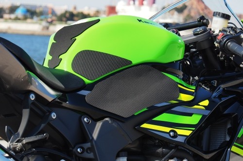 ZX-6R 2019年モデルのタンクパッド | ゆずしのぼうけんのしょ
