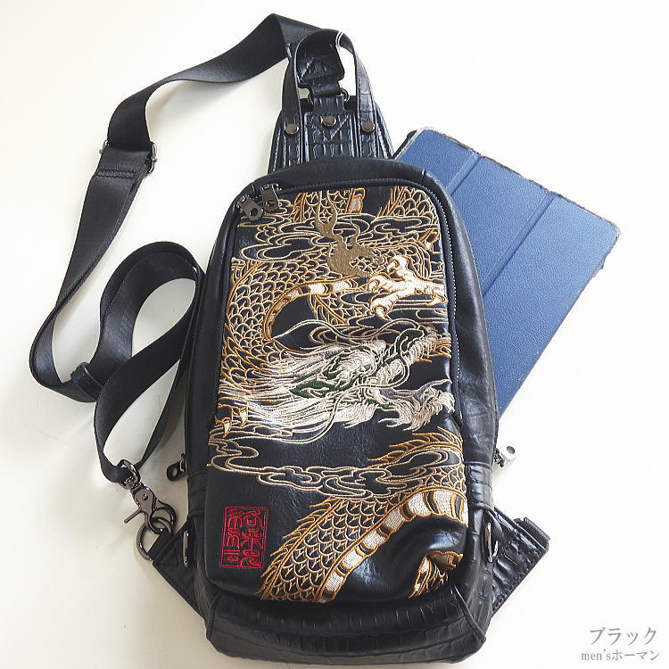 キヨ　黒い合成皮革ポーチ 金具ロゴ付き 44251rin_img01.jpg