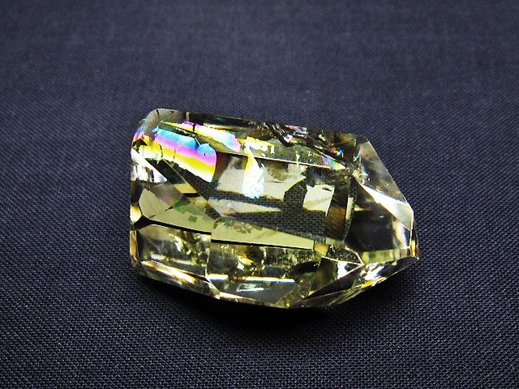 パワーストーン 天然石 虹入り黄水晶(シトリン)原石 t436-3061の説明