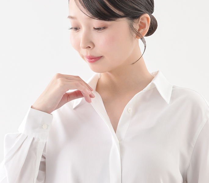 襟ぐり広め 見えない