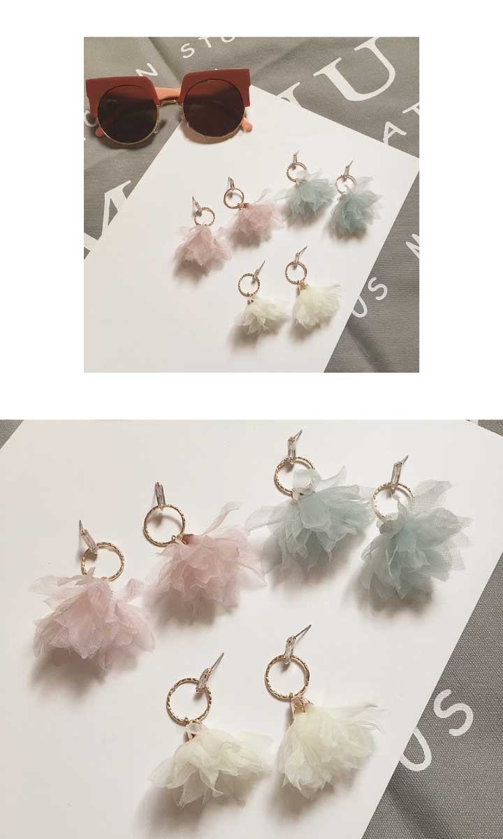 大人のスモーキーカラーが上品な♪ シフォン花びらタッセルピアス