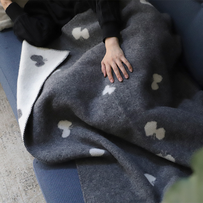 ウールブランケット クリッパン ミナペルホネン choucho ちょうちょ ハーフサイズ 毛布 ひざ掛け お祝い プレゼント 北欧 インテリア klippan おしゃれ 天然素材 高品質 ラムウール チクチクしにくい お昼寝 ドライブ 2013 グレー 復刻