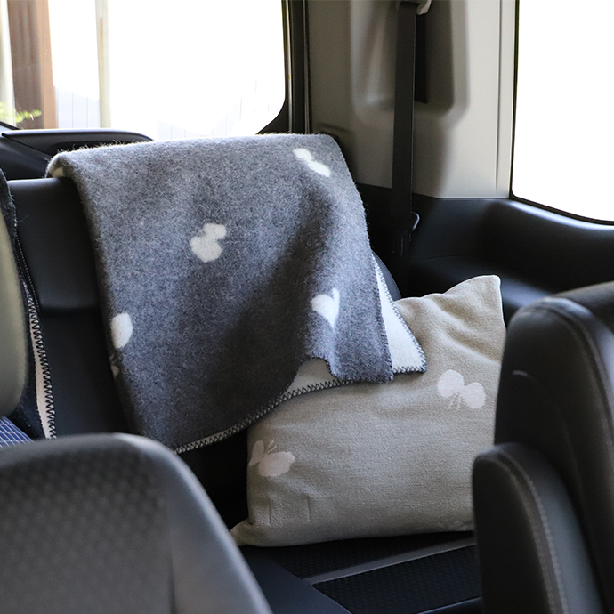 ウールブランケット クリッパン ミナペルホネン choucho ちょうちょ ハーフサイズ 毛布 ひざ掛け お祝い プレゼント 北欧 インテリア klippan おしゃれ 天然素材 高品質 ラムウール チクチクしにくい お昼寝 ドライブ 2013 グレー 復刻