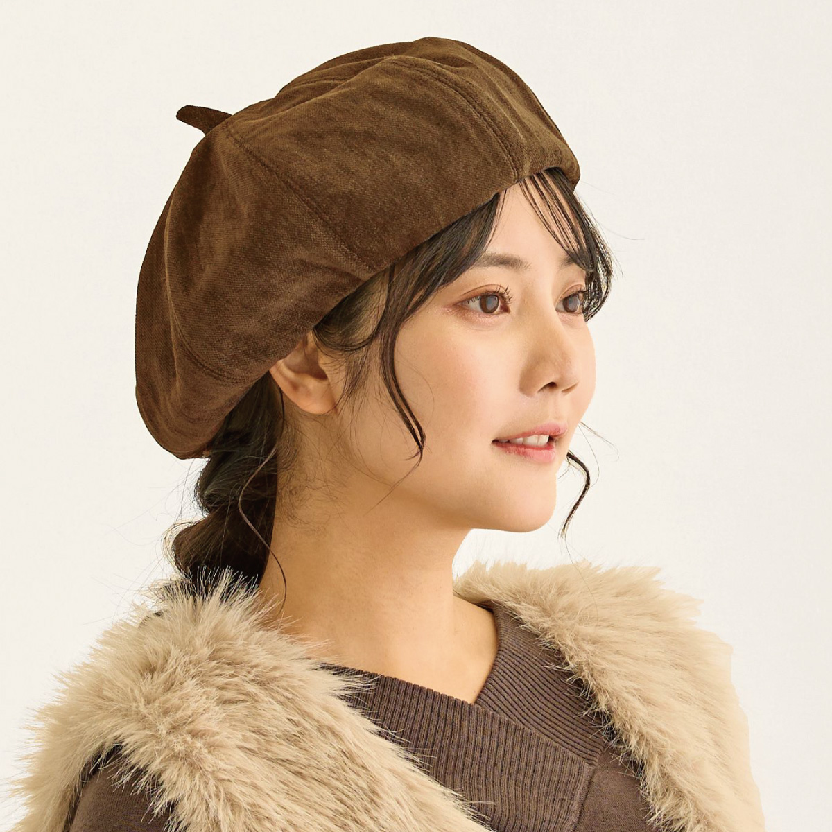 ベレー帽 レディース 帽子 ベロア調 上品 ボリューム感 チャーム付き