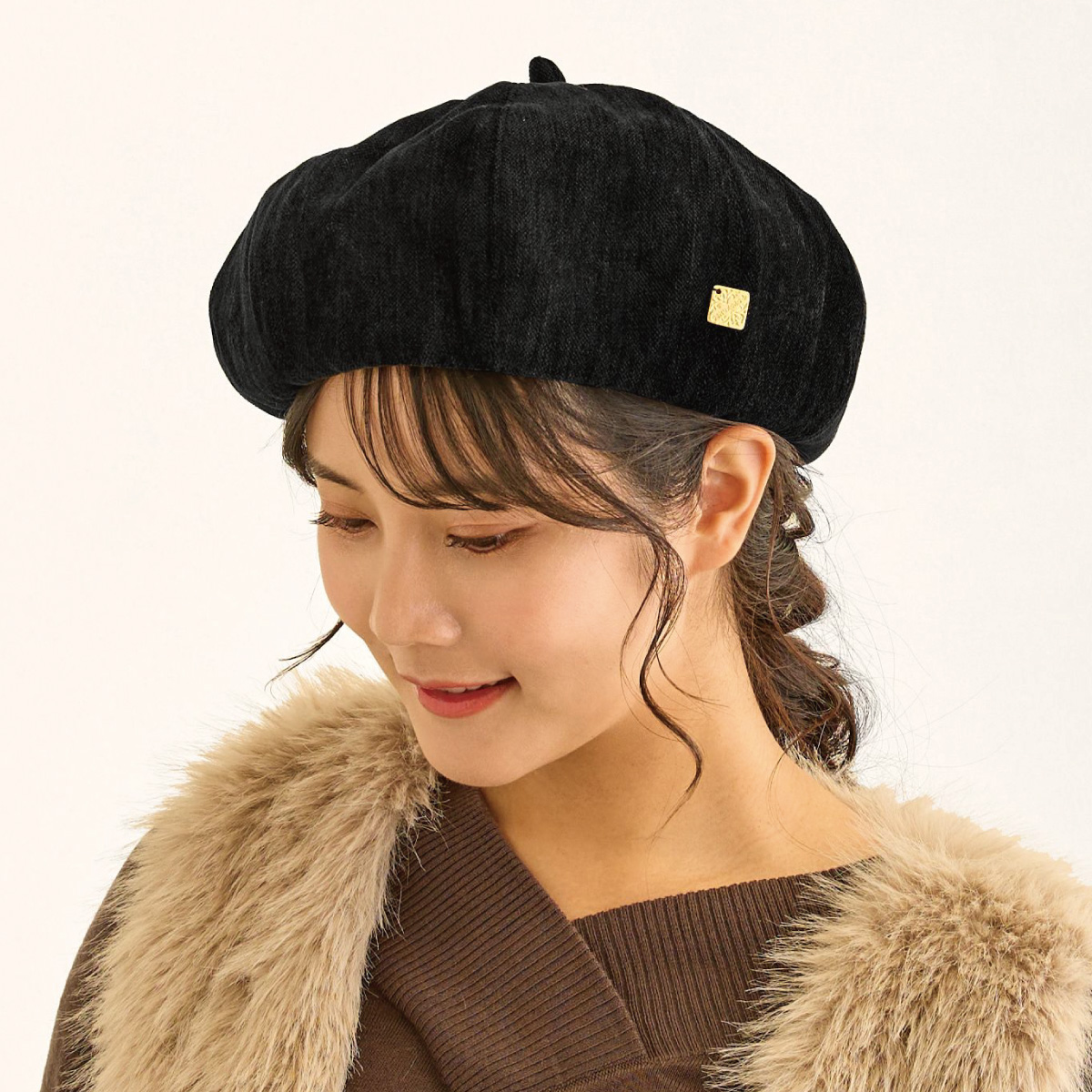 ベレー帽 レディース 帽子 ベロア調 上品 ボリューム感 チャーム付き