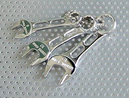 在庫数1 職人のスパナと同工程で製造、長く使える スパナのキーホルダー 10mm 長さ68mm メカ好きな人へのプレゼントに |  | 03