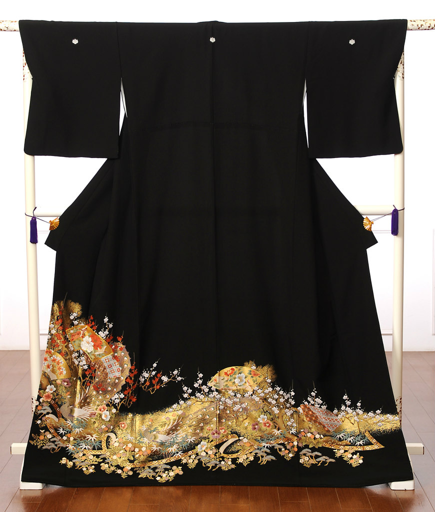D724 黒留袖　宝尽くし　扇　落款　正絹　着物　袷　しつけ糸付き未使用極美品 8aa0113000.jpg