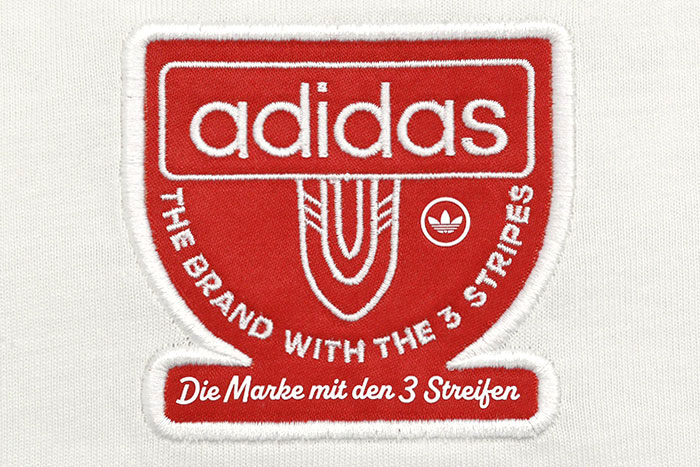 adidasアディダスのTシャツ GRFX V-Neck06