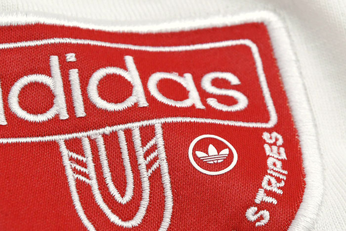 adidasアディダスのTシャツ GRFX V-Neck07