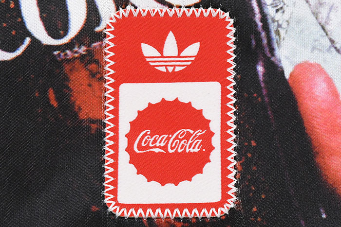 adidasアディダスのカットソー Coca-Cola Mash-Up Jersey V-Neck15