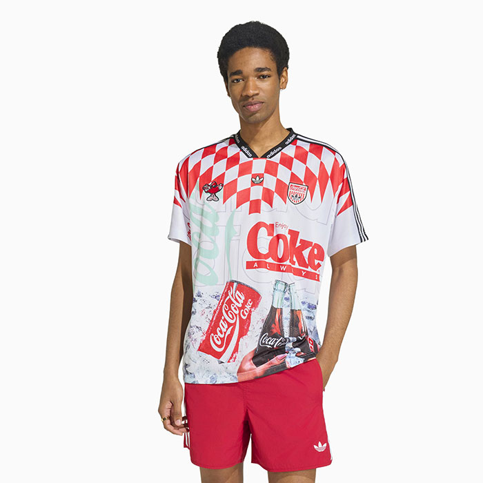 adidasアディダスのカットソー Coca-Cola Mash-Up Jersey V-Neck02