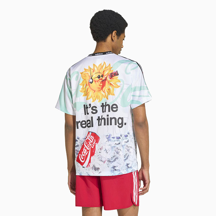 adidasアディダスのカットソー Coca-Cola Mash-Up Jersey V-Neck03