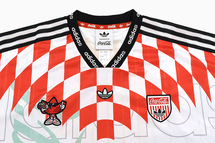 adidasアディダスのカットソー Coca-Cola Mash-Up Jersey V-Neck09