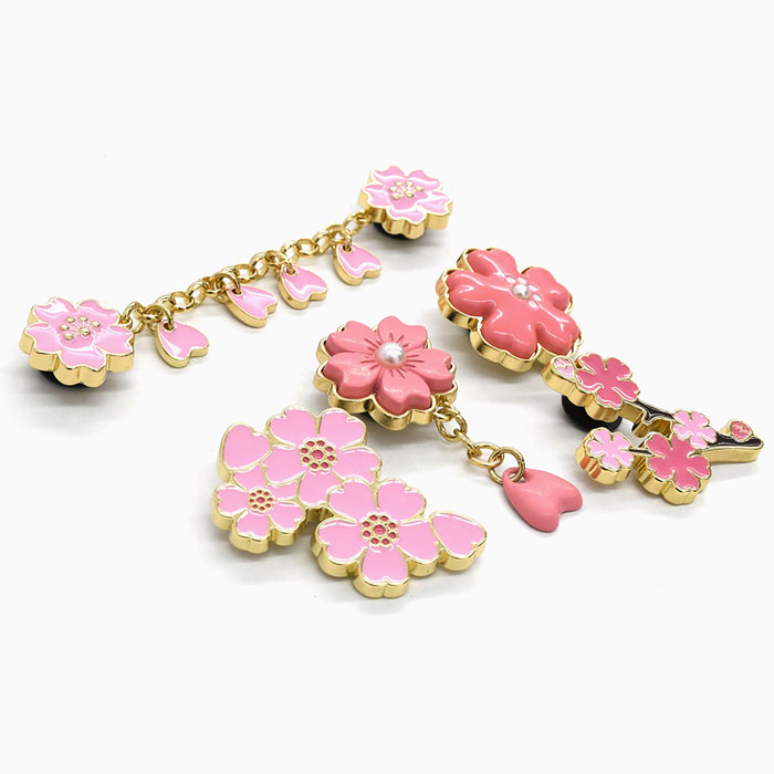 RiSaO＊様✴︎アバロンシェルランバス＆グリアメリーフカービング＊チャーム crocs（クロックス） ジビッツ チャーム ブルーミング チェリー