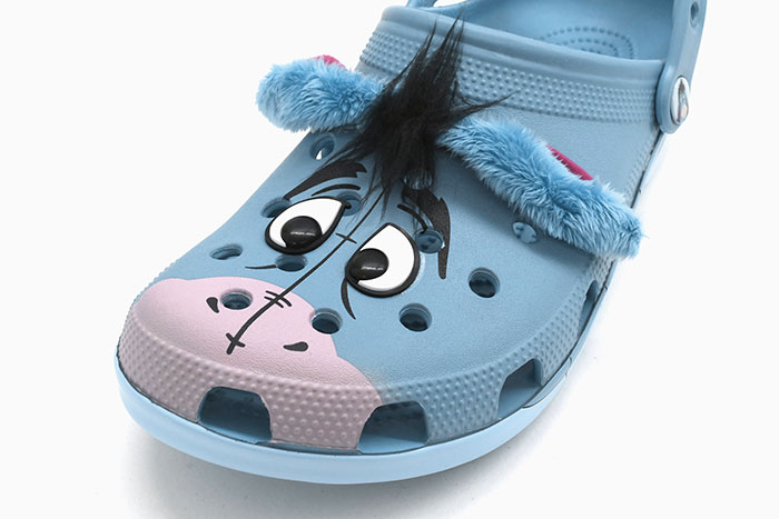 crocsクロックスのサンダル WINNIE THE POOH EEYORE CLASSIC CLOG05