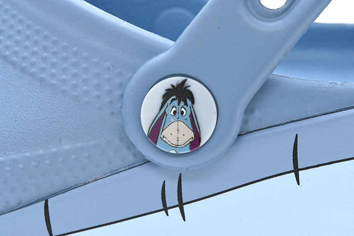 crocsクロックスのサンダル WINNIE THE POOH EEYORE CLASSIC CLOG08