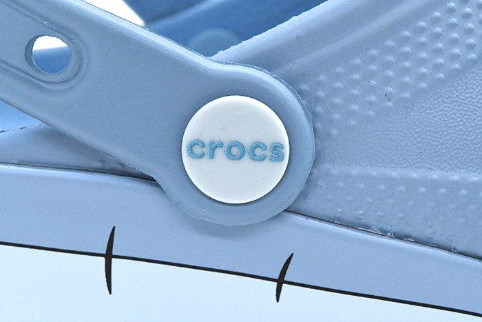 crocsクロックスのサンダル WINNIE THE POOH EEYORE CLASSIC CLOG09