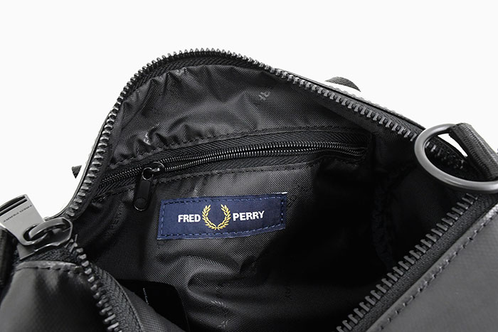 FRED PERRYフレッドペリーのバッグ Tonal Classic Mini Barrel Bag07