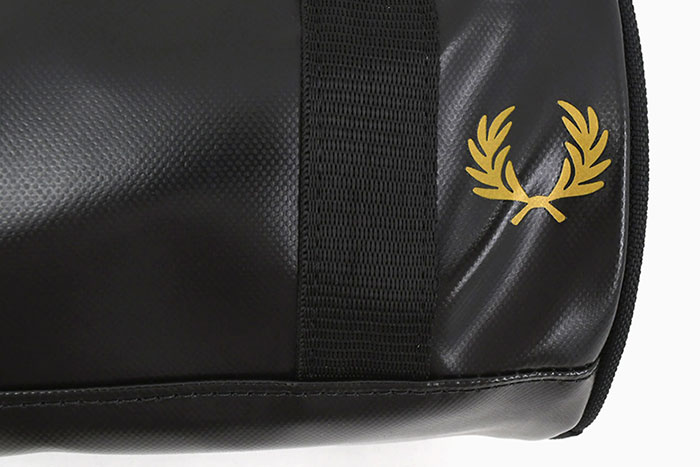 FRED PERRYフレッドペリーのバッグ Tonal Classic Mini Barrel Bag05