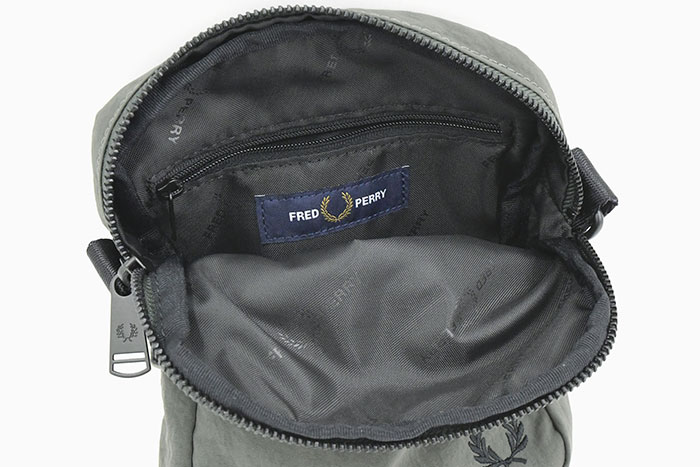 FRED PERRY（フレッドペリー） ショルダーバッグ クリンクル ナイロン