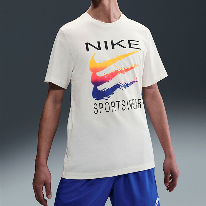 絶妙なデザイン ナイキ NIKE Tシャツ オフホワイト SP25 SWSH 6MO メンズ 半袖 ウェア