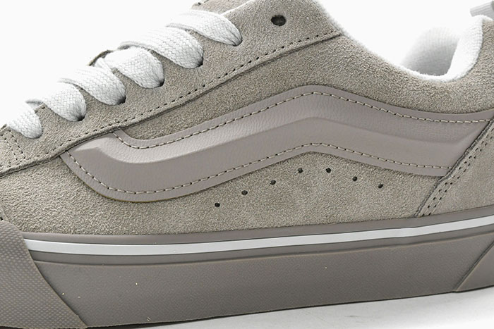 VANSバンズのスニーカー ニュースクール05