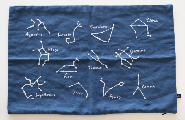 表面：星座と英字表記の刺繍