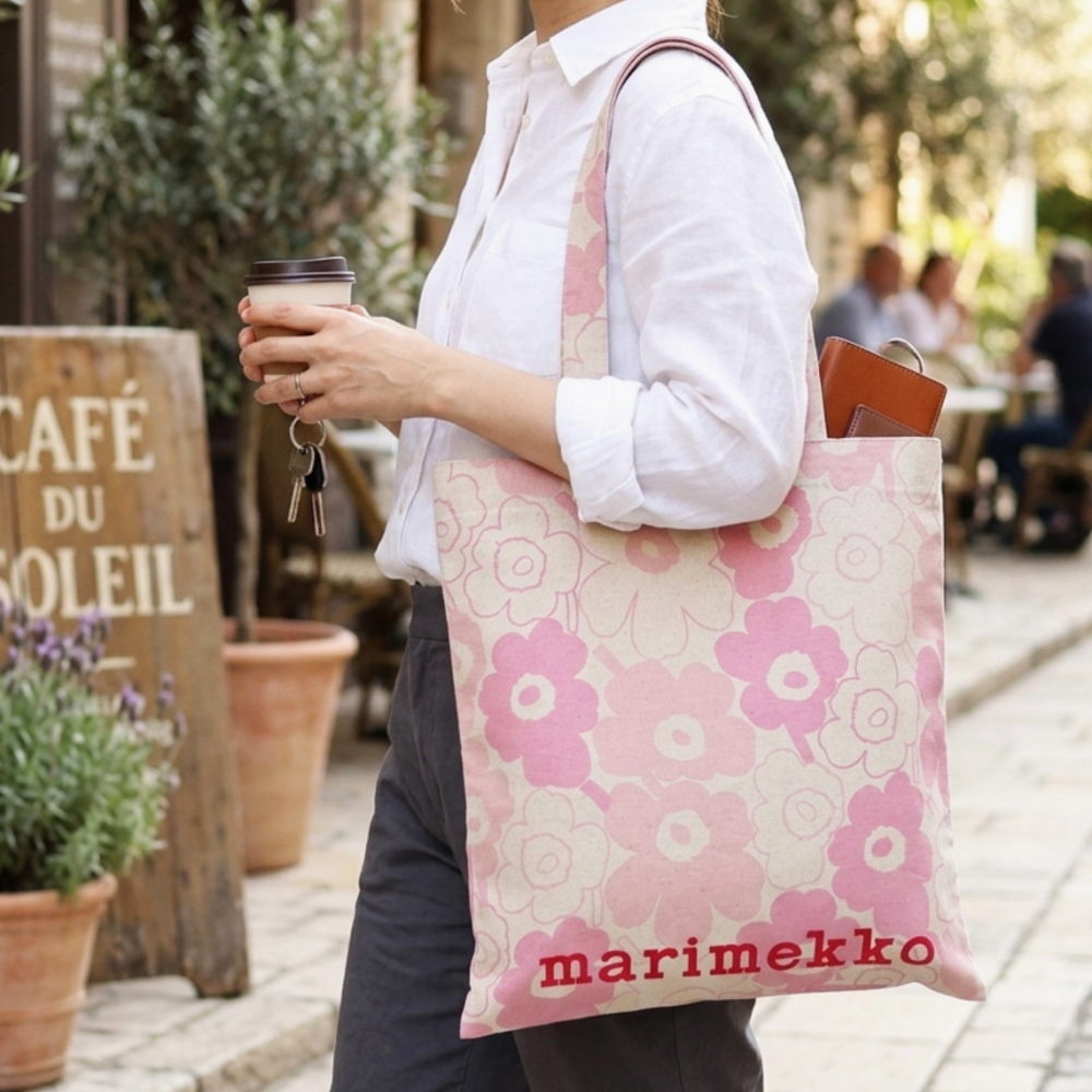 マリメッコ トートバッグ ウニッコ ピンク 街中イメージ