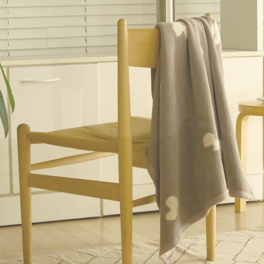 クリッパン CHOUCHO 椅子に掛けたイメージ