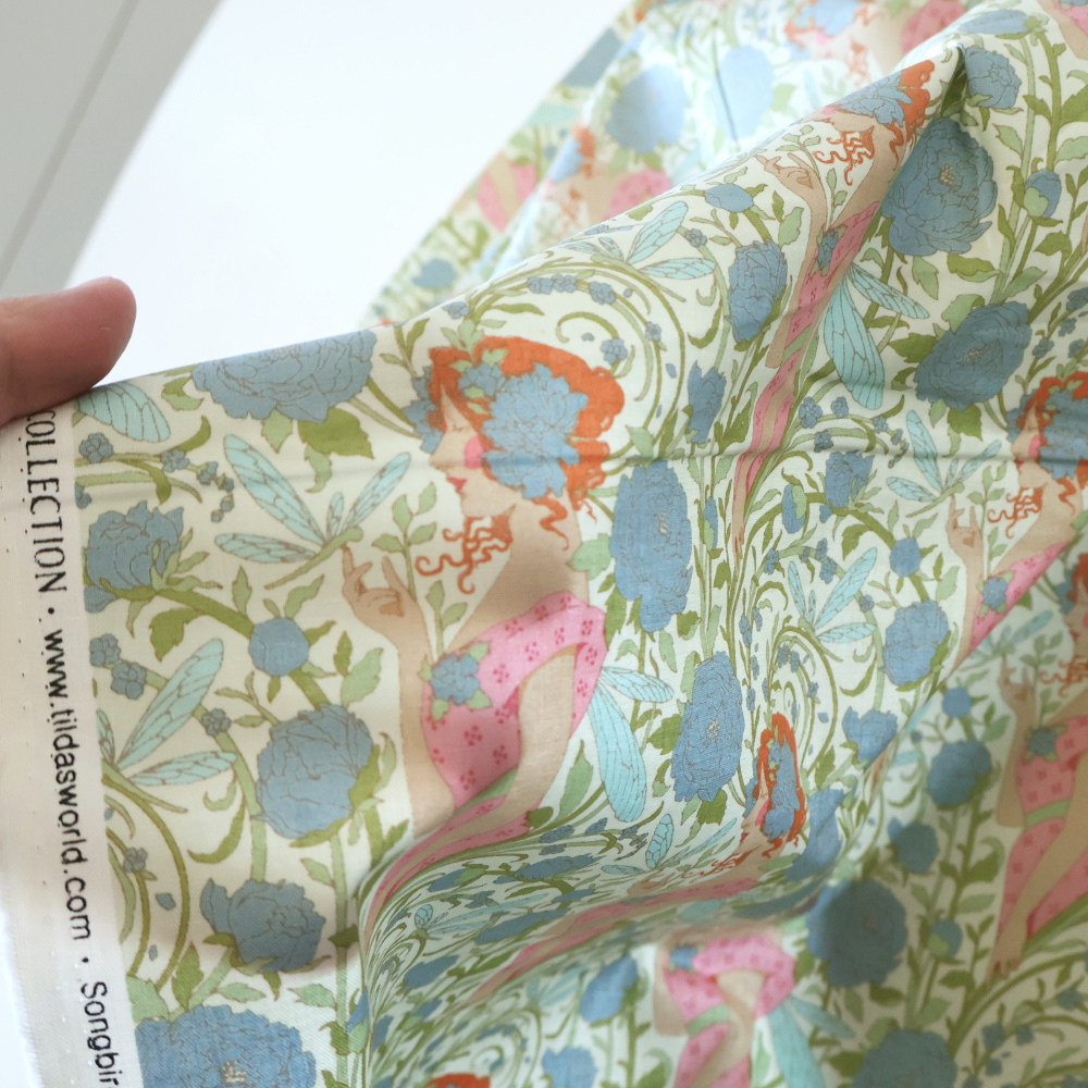 Tilda Aubery Blue 生地の透け感