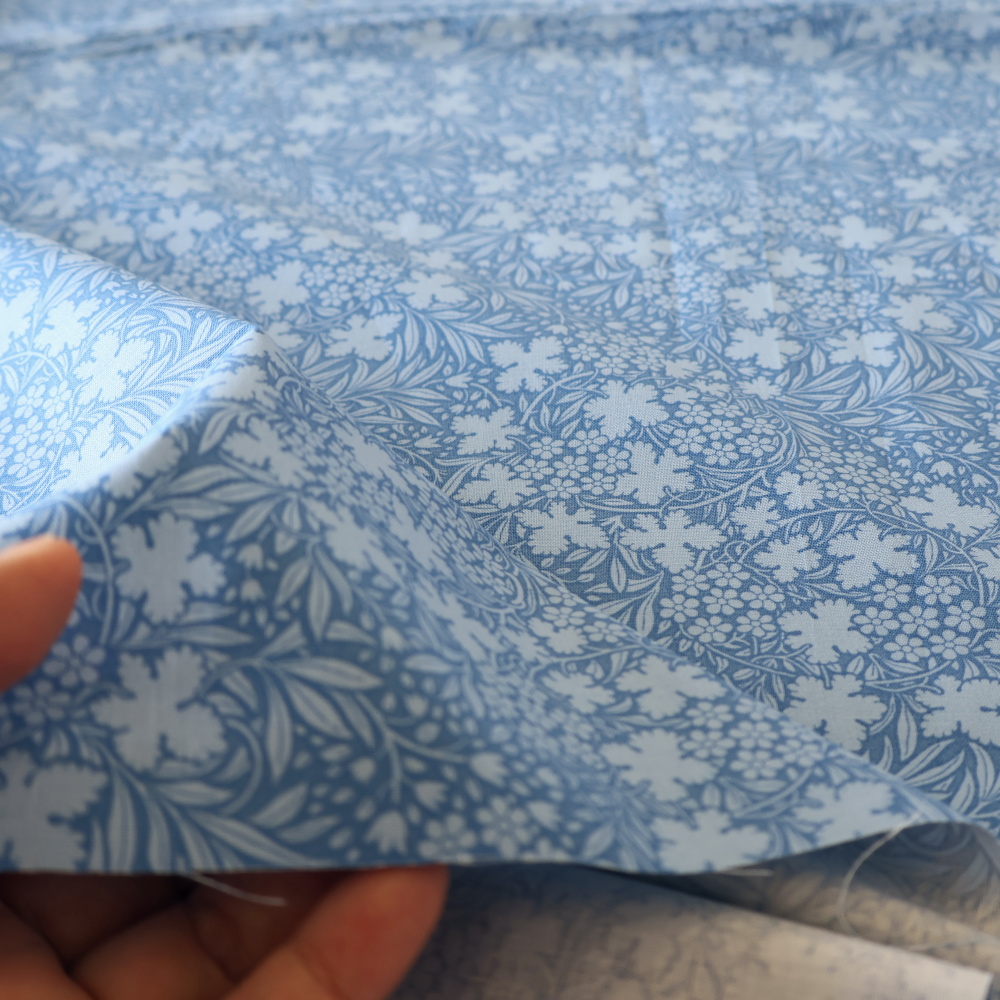 Bushbloom Cornflower 生地アップ