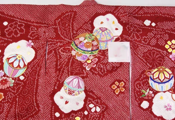 希少品国産 女の子お宮参り初着 赤色 総絞り生地に総刺繍と金加工柄