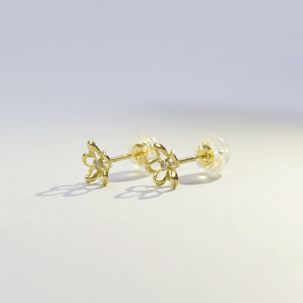 18金 ピアス 18k K18 ダイヤ ピアス お花 フラワーモチーフ スタッド 