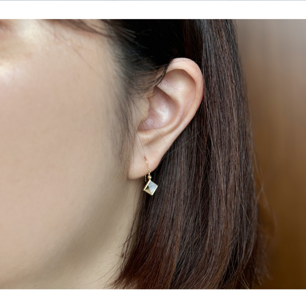 受注生産】ピアス K18 18金 ゴールド オニキス 白蝶貝 天然石 フック